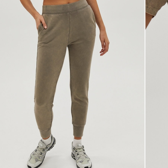 Aritzia TNA Airy Fleece Perfect Pocket Sweatfleece Sweatpant - Picture 2 of 11